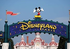 Acusan a un turista británico de alquilar Disneyland París por 130.000 euros para celebrar una boda ficticia con una menor de 9 años