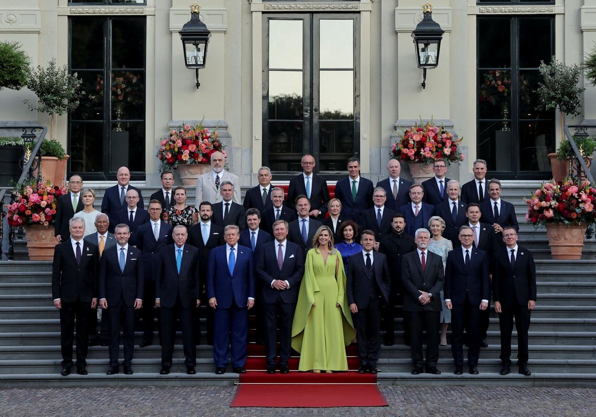 Los líderes de la OTAN en la foto de familia en la cena de trabajo ofrecida por los monarcas neerlandeses en el marco de la Cumbre de este martes en el Palacio Huis ten Bosch de La Haya.