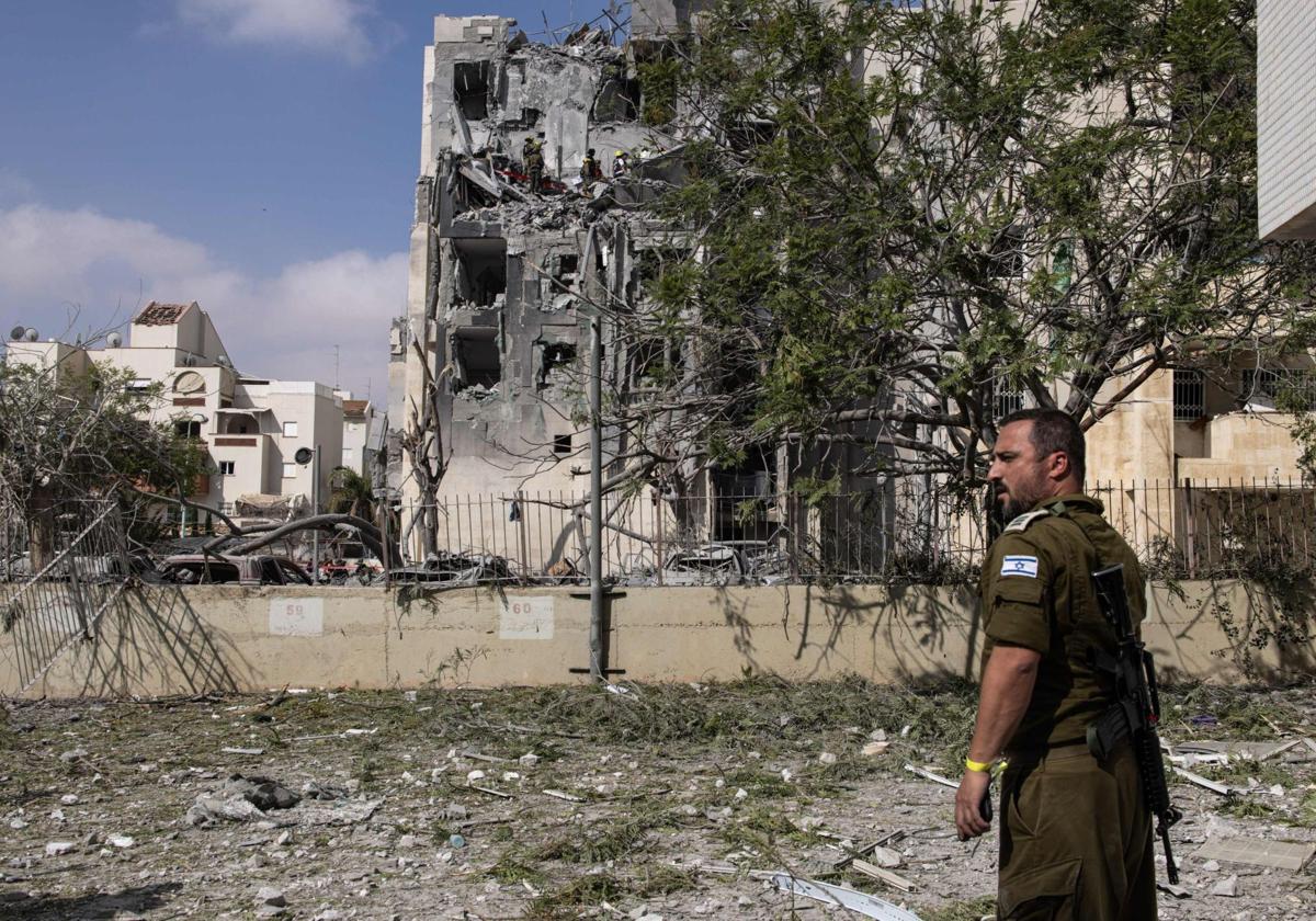Un soldado israelí ante un edificio semidestruido por los bombardeos en Beersheba