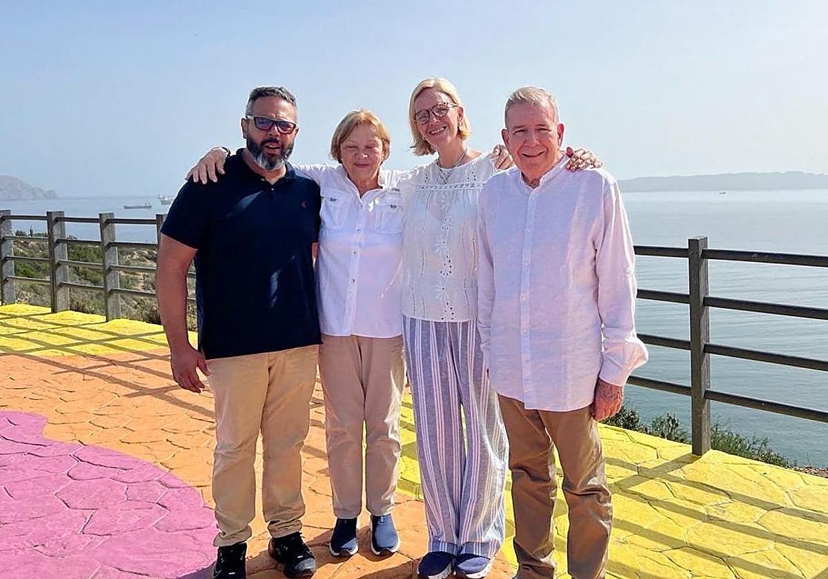 La familia González López, muestra al líder opositor venezolano Edmundo González Urrutia (derecha) posando para una foto con su familia (de izquierda a derecha): su yerno Rafael Tudares, su esposa Mercedes López y su hija Mariana González López en Venezuela