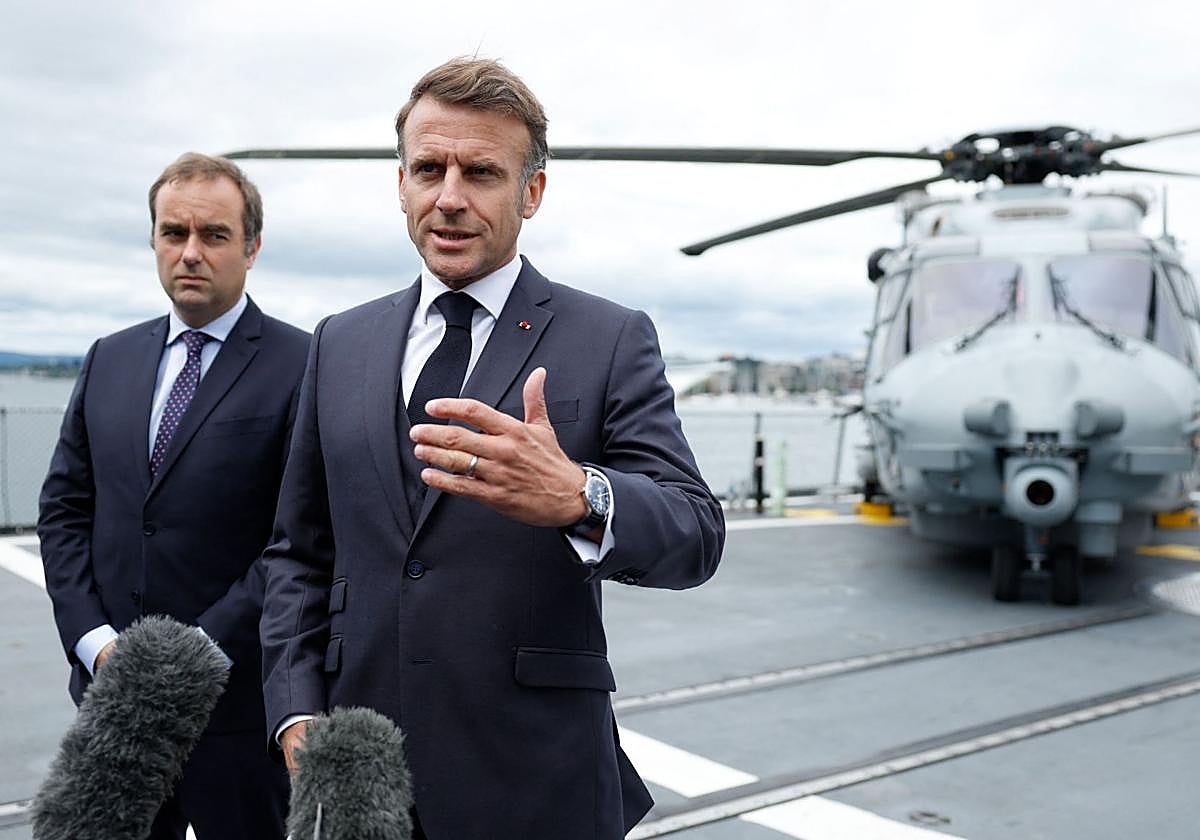 Emmanuel Macron y el ministro de Defensa francés, a bordo de la fragata Normandie