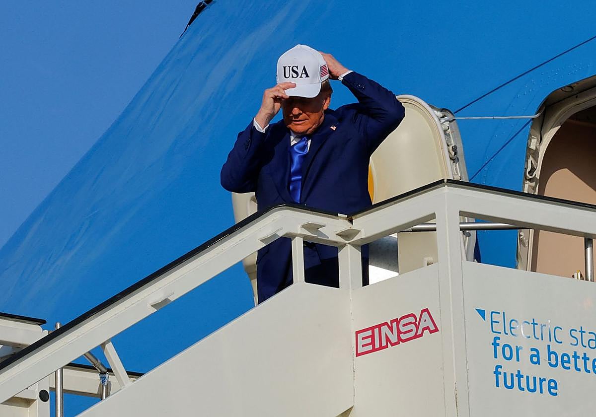 Donald Trump desciende del Air Force One a su llegada a los Países Bajos