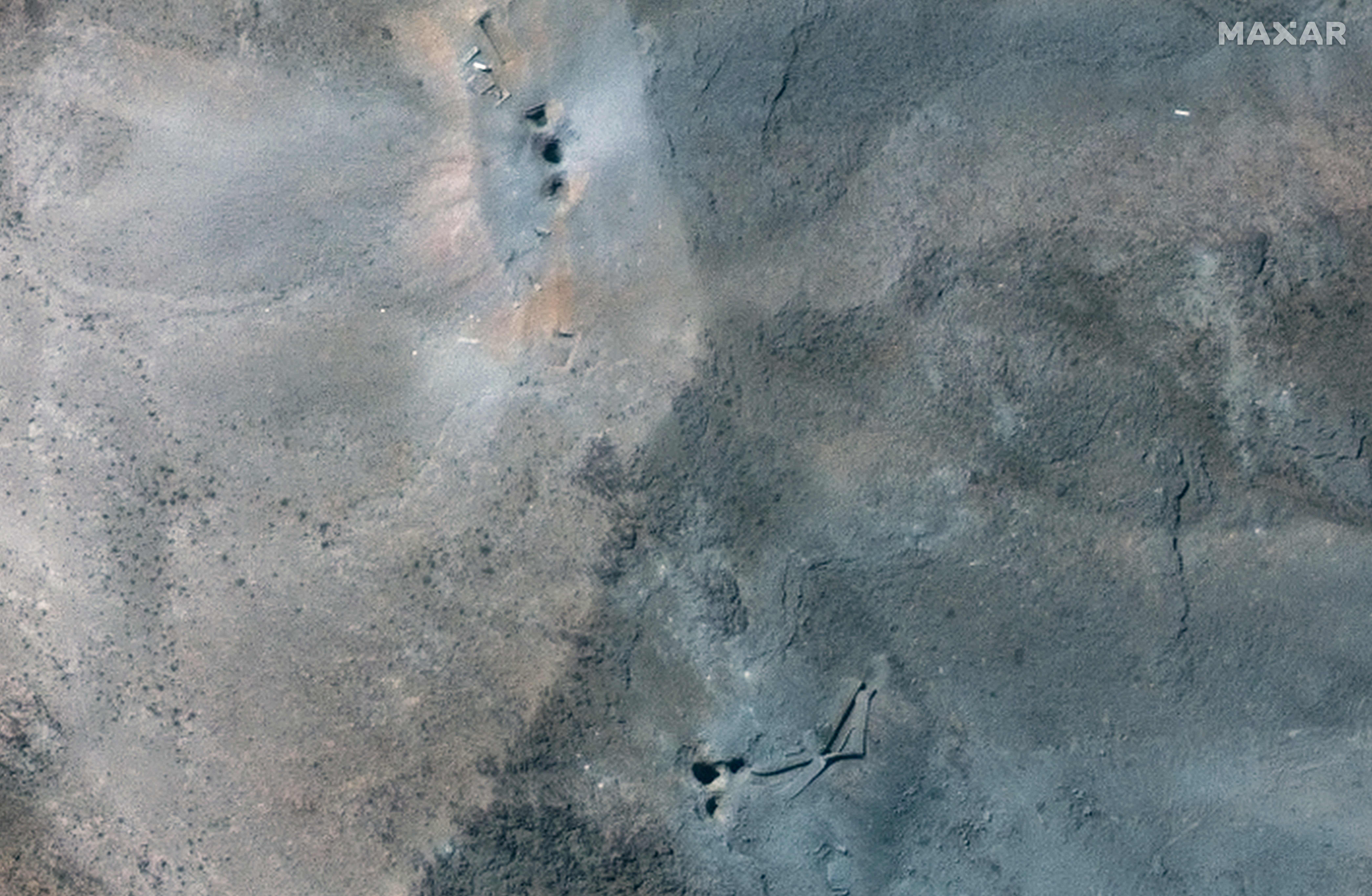 Una vista satelital muestra cráteres en una cresta en el complejo subterráneo de Fordow