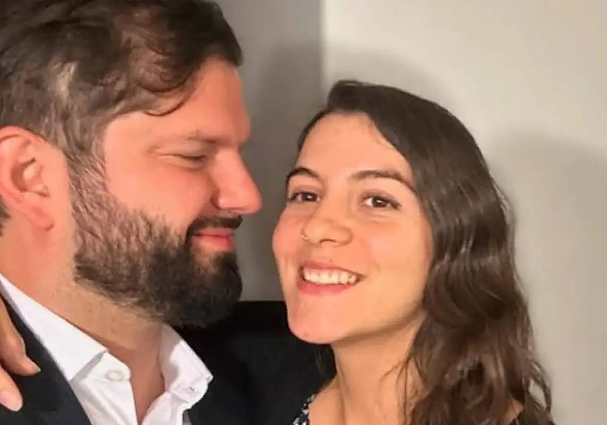 Gabriel Boric y su pareja Paula Carrasco han sido padres de una niña, Violeta