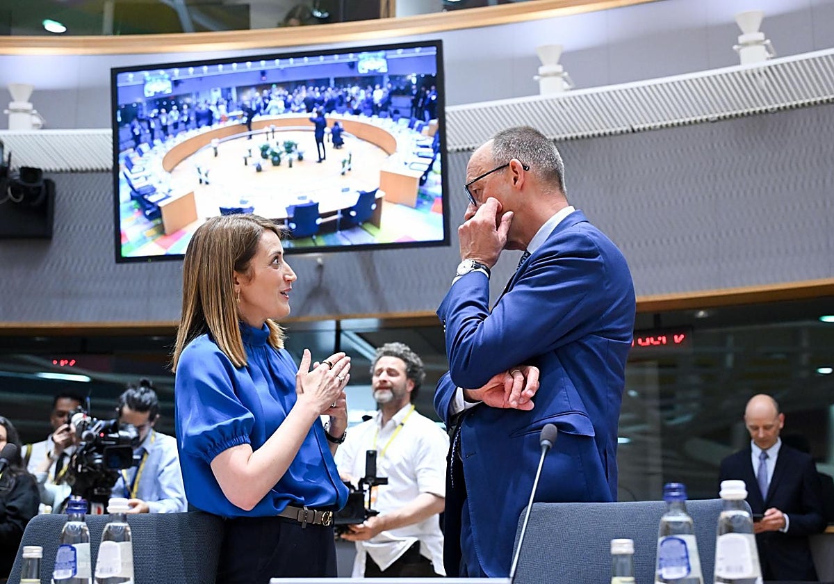 La presidenta del Parlamento Europeo, Roberta Metsola, habla con el canciller alemán, Friedrich Merz, antes de la reunión del Consejo Europeo