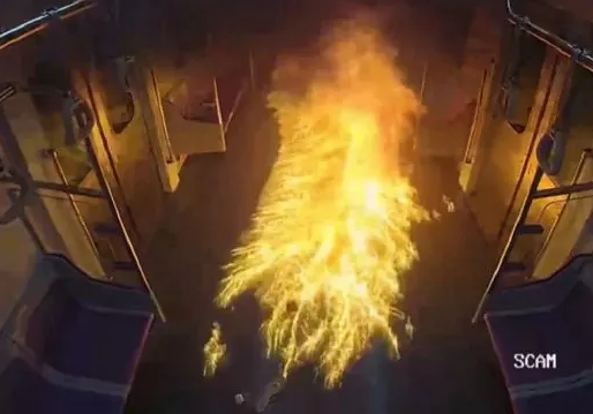 El tren transportaba a 160 pasajeros cuando el agresor prendió fuego