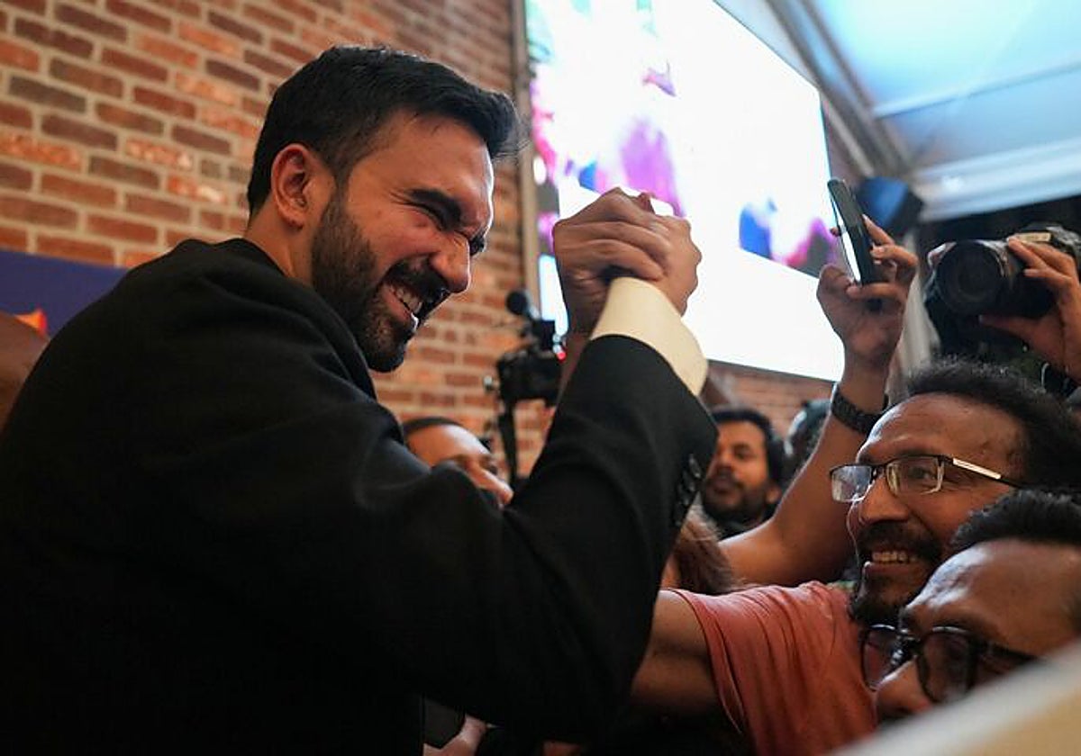 Mamdani saluda a un simpatizante y celebra su triunfo en las primarias para la alcadía de Nueva York