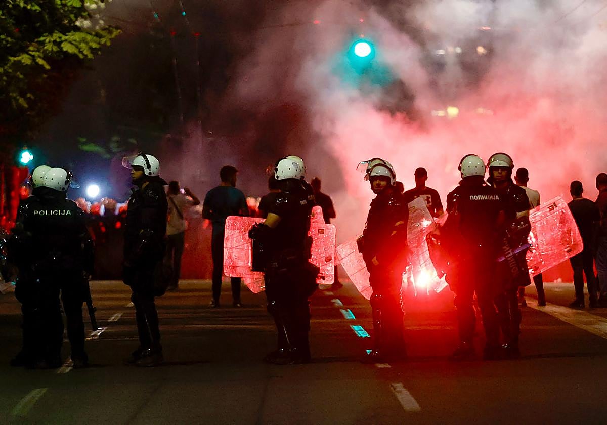 Decenas de miles de personas se manifiestan en Serbia para pedir elecciones anticipadas