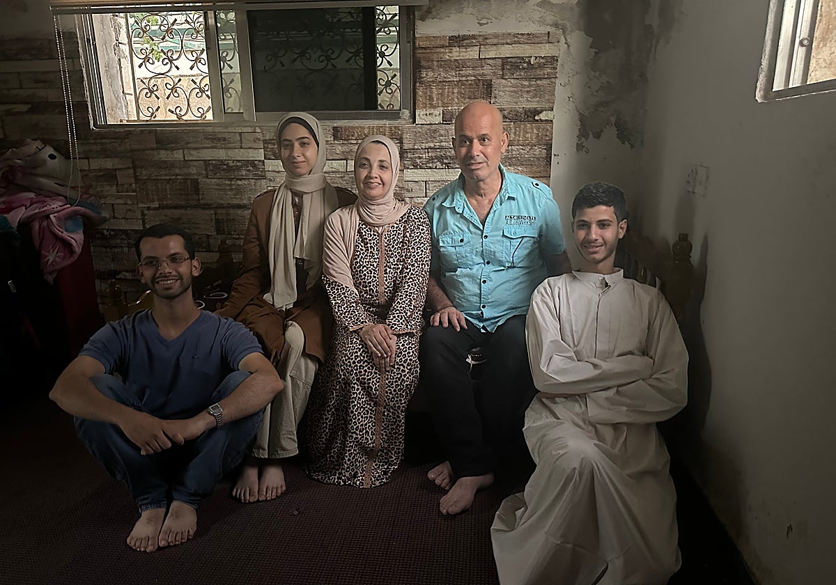 Kayed Hammad, junto a su mujer y sus hijos