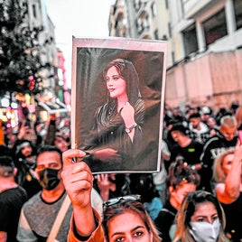Irán antes y después del 79: la represión de la mujer por bandera
