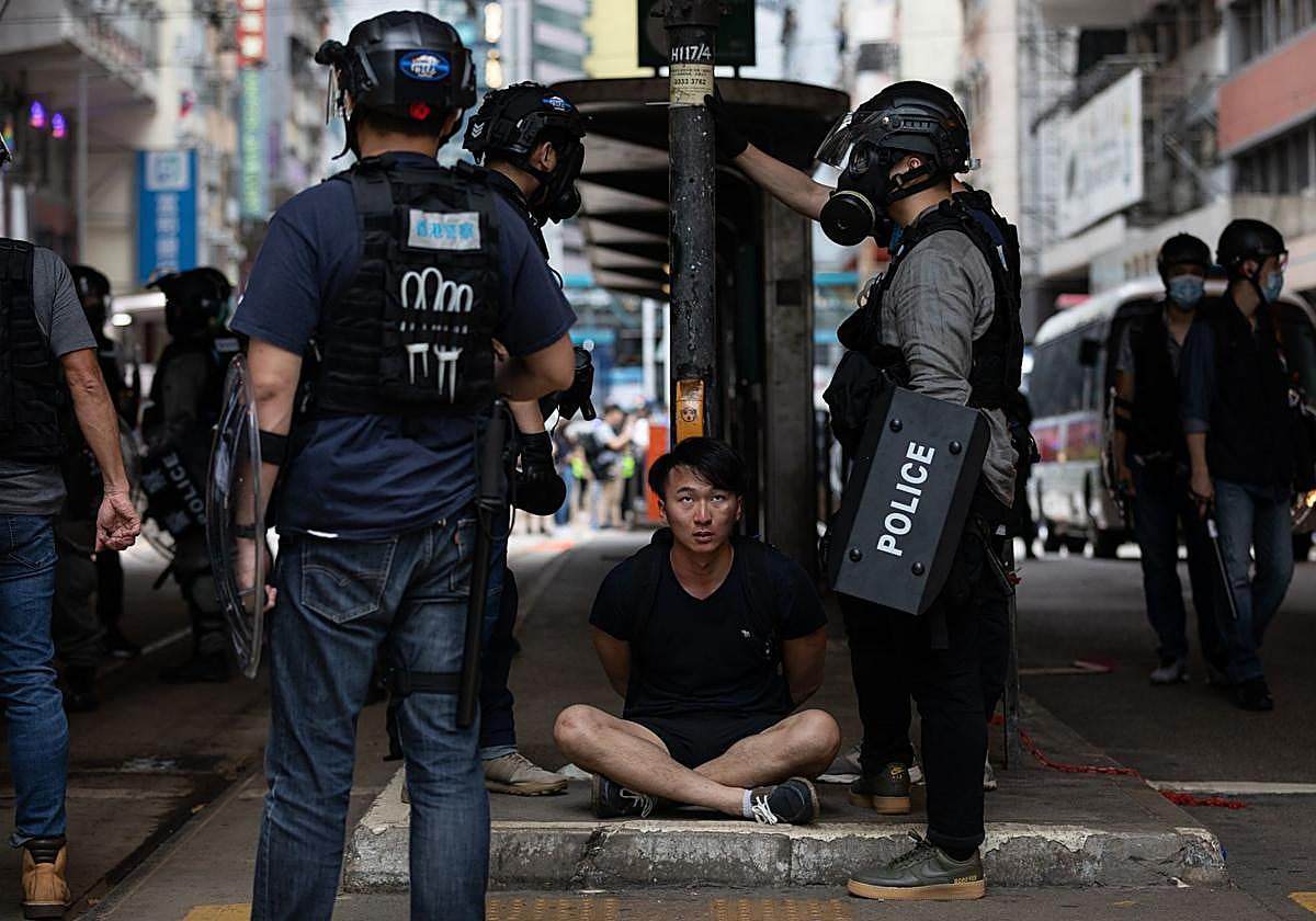 La Policía detiene a un manifestante en una concentración contra la ley de Seguridad Nacional en Hong Kong