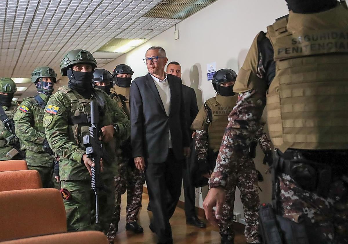 El exvicepresidente de Ecuador Jorge Glas (c), es custodiado por integrantes de la policía a su llegada al juicio este lunes, en la Corte Nacional de Justicia, en Quito (Ecuador)