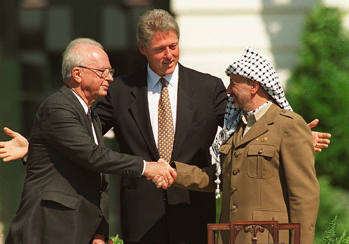 Bill Clinton asiste en Washington al apretón de manos entre Isaac Rabin y Yaser Arafat