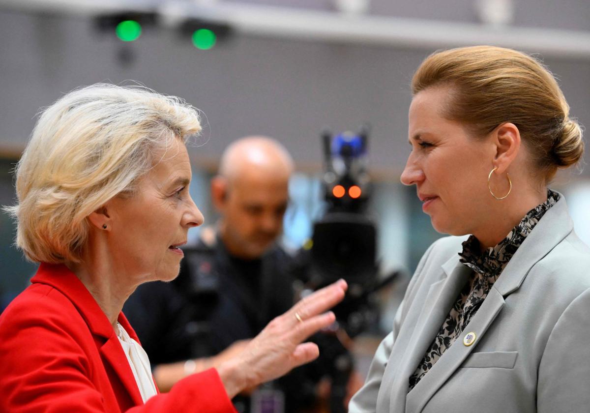 Ursula Von der Leyen con la Primera Ministra de Dinamarca, Mette Frederiksen, durante el Consejo Europeo