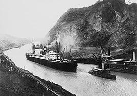 Abre el canal de Panamá para unir el Pacífico y el Atlántico