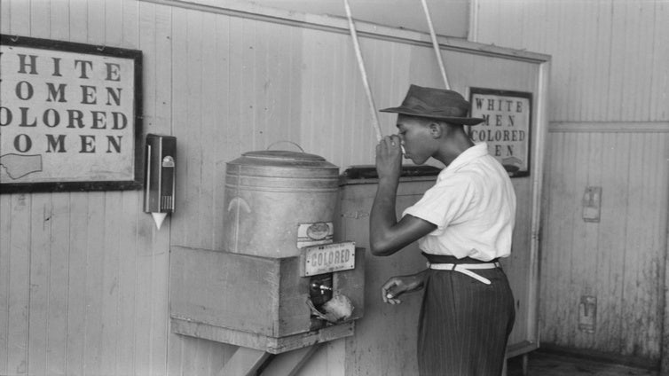 EE.UU. prohíbe la segregación racial que discriminaba a los negros