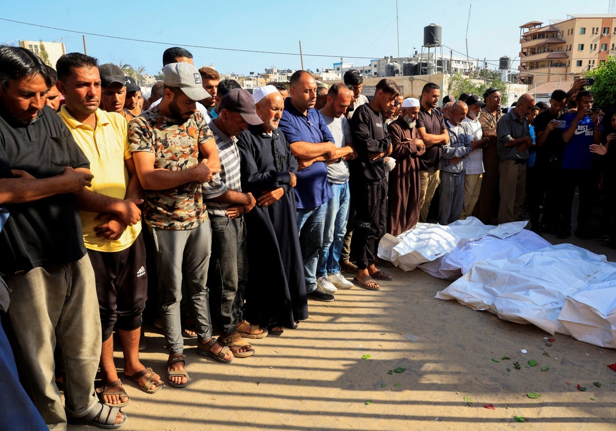 Consecuencias de los ataques aéreos israelíes contra tiendas de campaña en Khan Younis