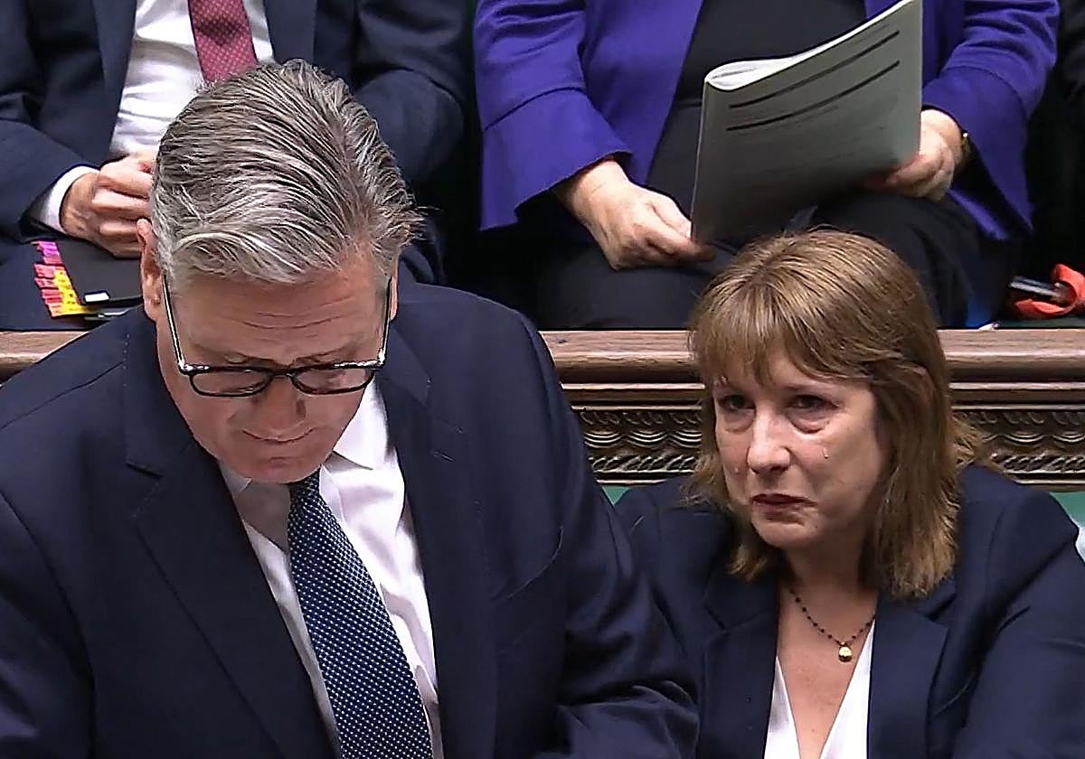 El primer ministro británico, Keir Starmer, consuela a la ministra de Economía, Rachel Reeves