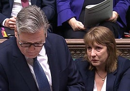 La ministra de Economía británica, a lágrima viva en el Parlamento tras la crisis por la ley de bienestar de Starmer