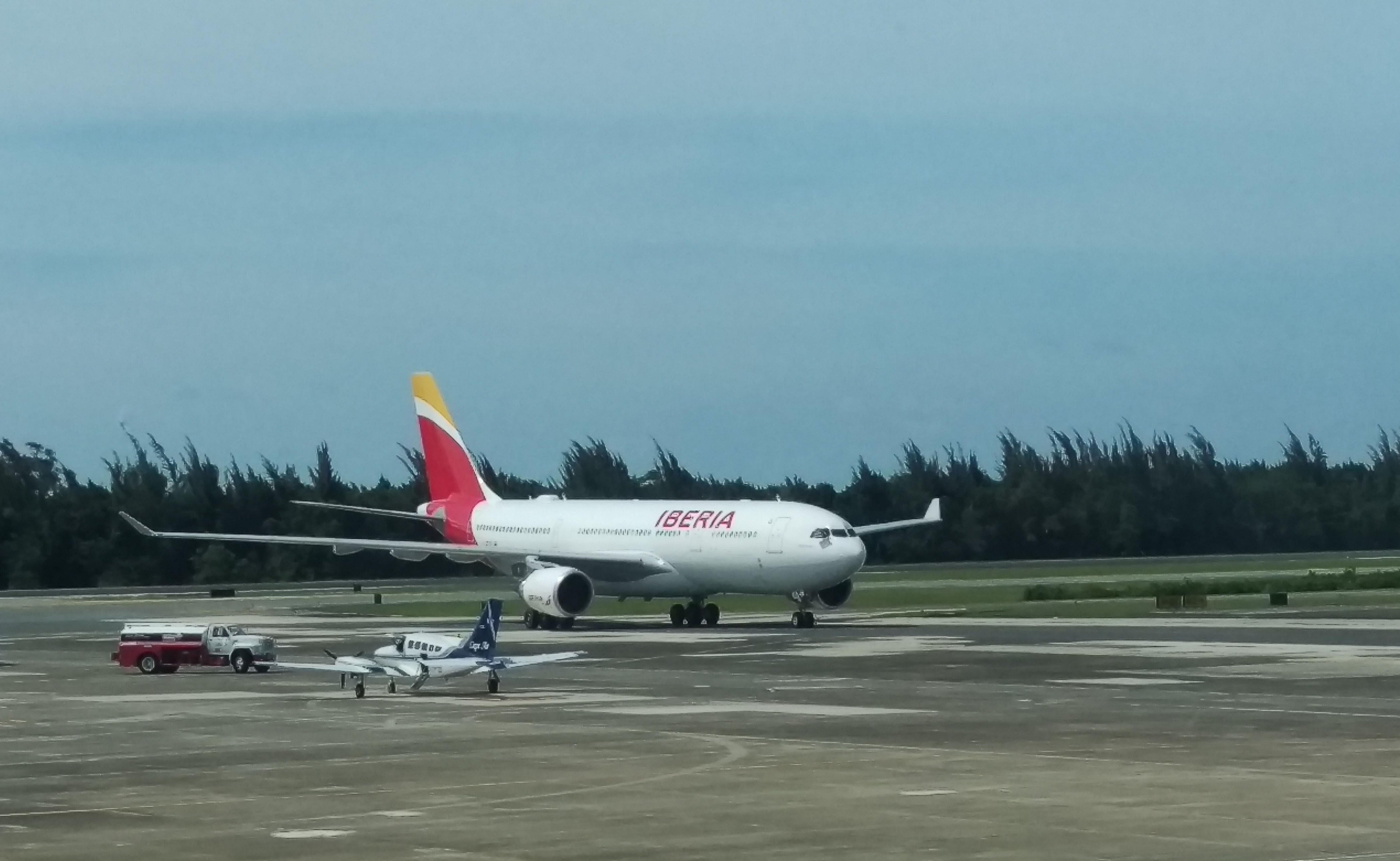 Un avión aterriza en el Aeropuerto Internacional Luis Muñoz Marín de San Juan (Puerto Rico)