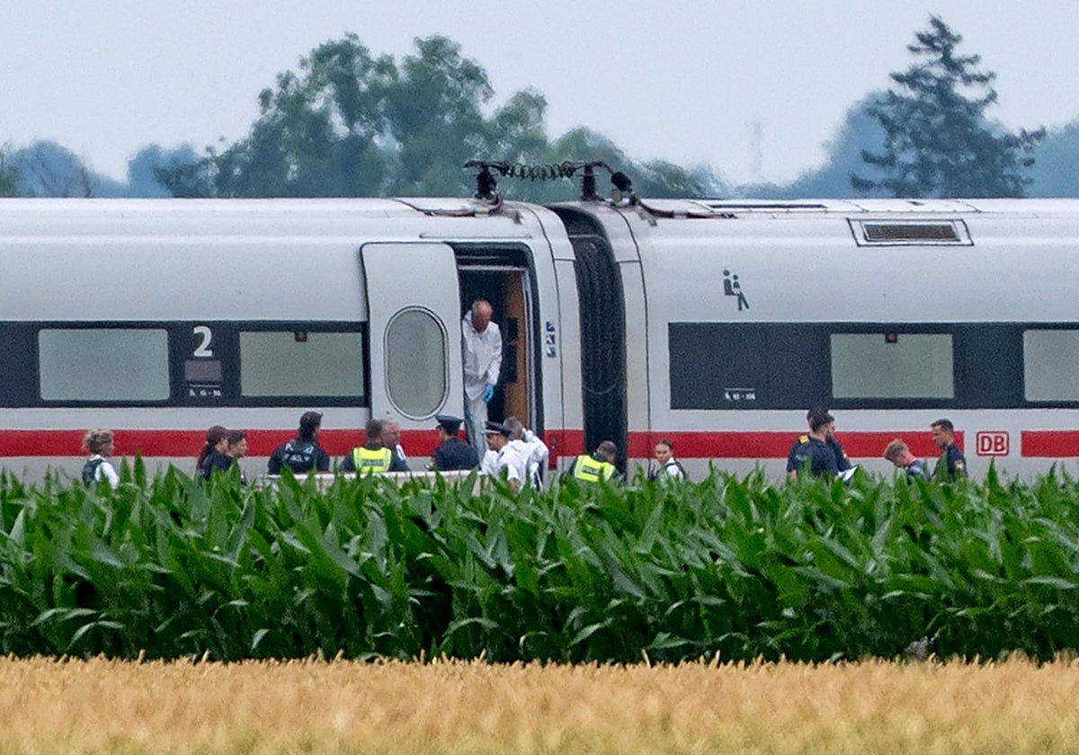 La policía y peritos forenses investigan un tren de alta velocidad ICE el 3 de julio de 2025 cerca de la localidad de Strasskirchen, Baviera,