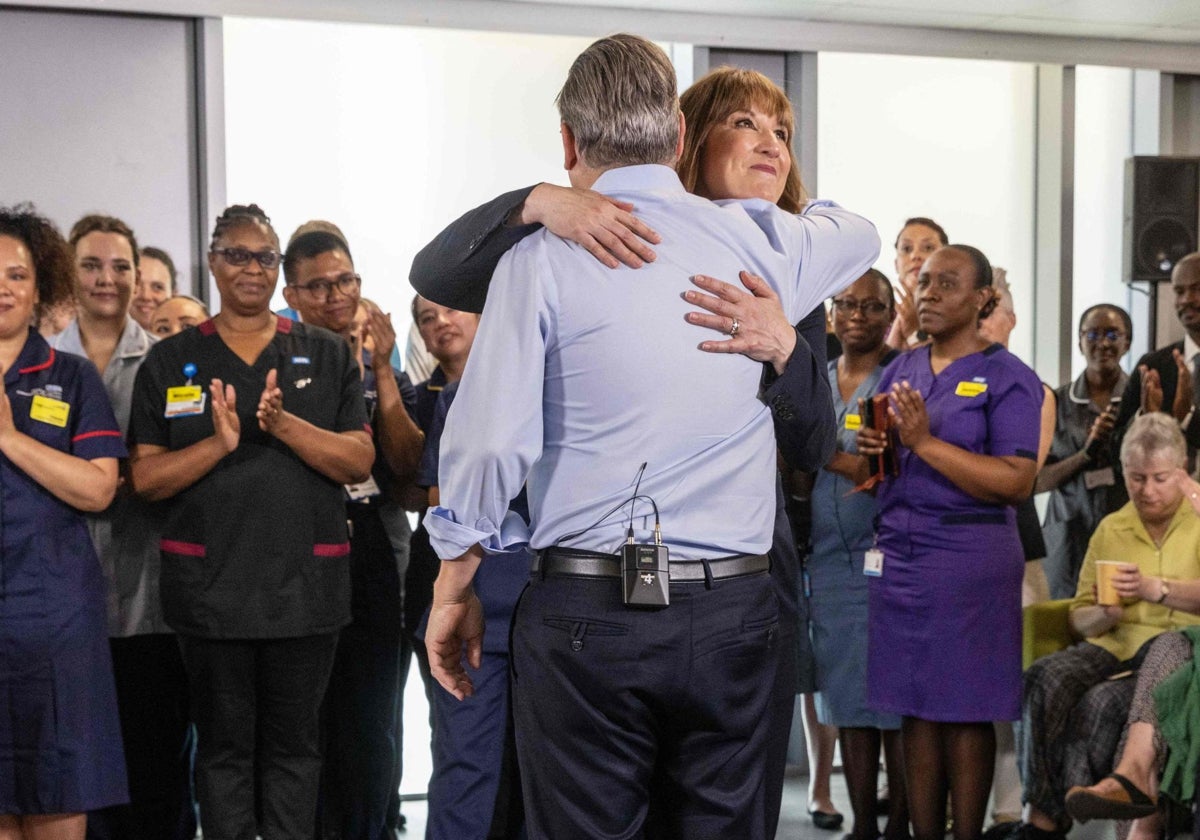 La Ministra de Economía británica, Rachel Reeves, y el Primer Ministro británico, Keir Starmer, se abrazan durante una visita al Centro de Salud de Sir Ludwig Guttmann, en Londres.