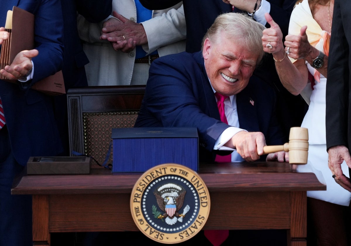 El presidente de Estados Unidos, Donald Trump, tras firmar la ley fiscal