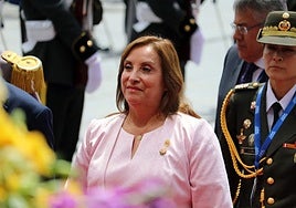 La impopular presidenta de Perú, Dina Boluarte, firma el decreto en el que se aumenta el sueldo en un 125%