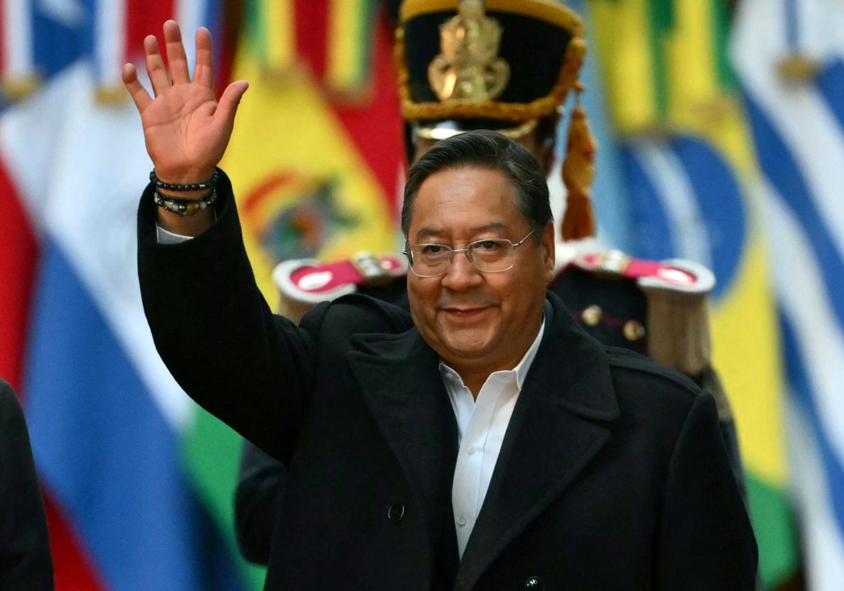 El presidente de Bolivia , Luis Arce Catacora, saluda a su llegada a la 66.ª Cumbre de Líderes del Mercosur