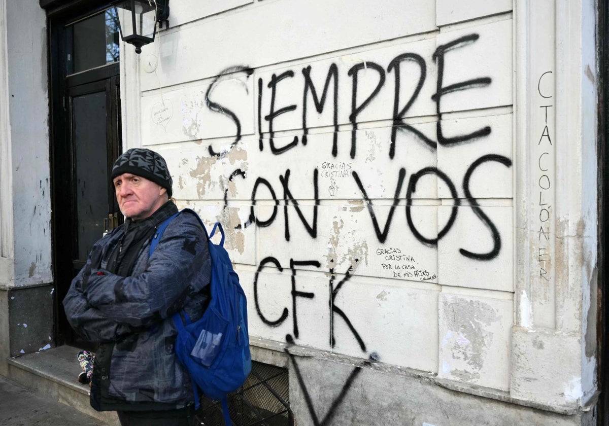 Un hombre se encuentra debajo del edificio donde vive Cristina Fernández