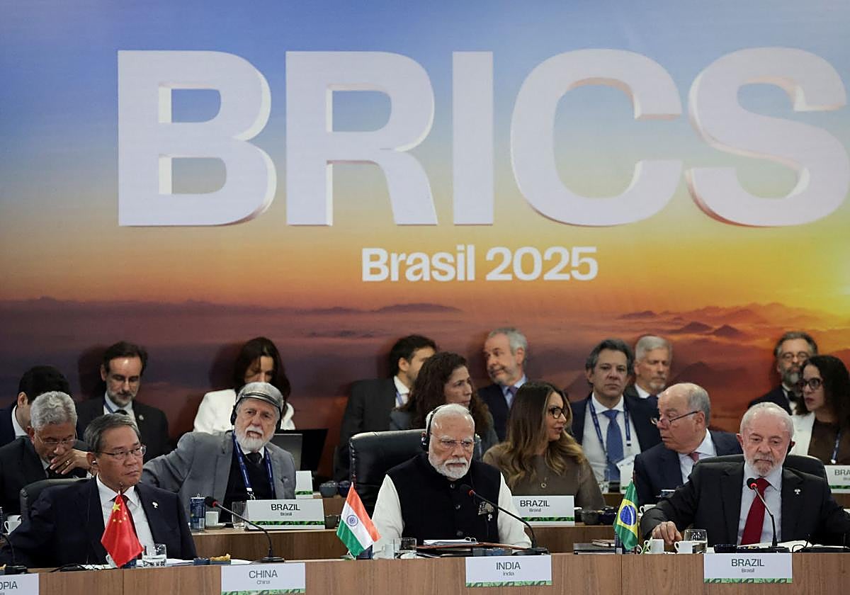 El primer ministro de China, Li Qiang, junto a su homólogo indio, Narendra Modi, y el presidente brasileño, Luiz Inácio Lula da Silva