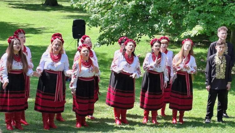 Cantos y trajes tradicionales de los refugiados para recordar su país