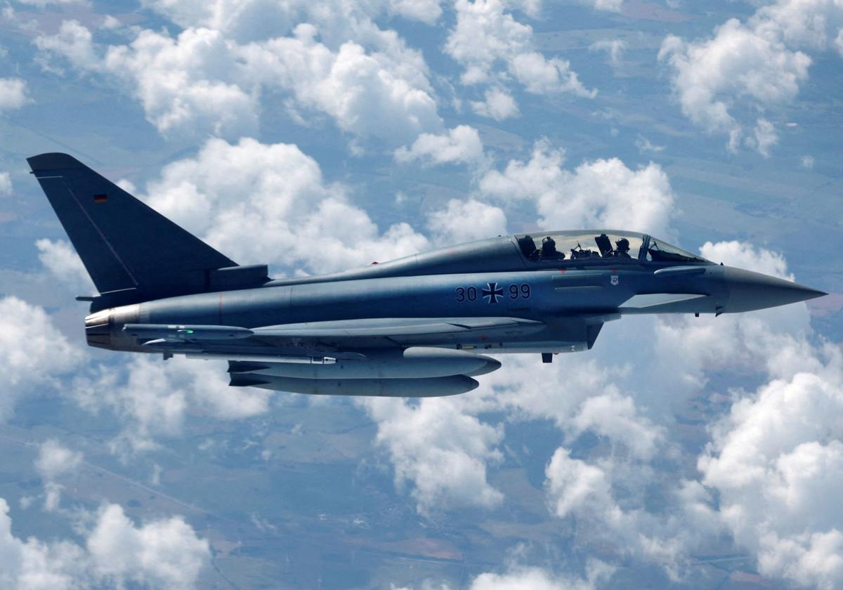 Avión de combate tipo Eurofighter de Alemania durante unas maniobras