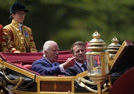 Macron, recibido con honores por el Rey Carlos III en Windsor en el arranque de su visita de Estado al Reino Unido