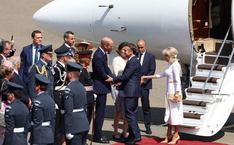 Imagen principal - Los príncipes de Gales, Guillermo y Catalina, han recibido al presidente de Francia, Emmanuel Macron, en la primera foto. Segunda foto: Macron y el rey Carlos III conversan en el estrado real en Datchet Road, en Windsor. En la tercera foto, la reina Camila y Brigitte Macron posan en el estrado real en Datchet Road