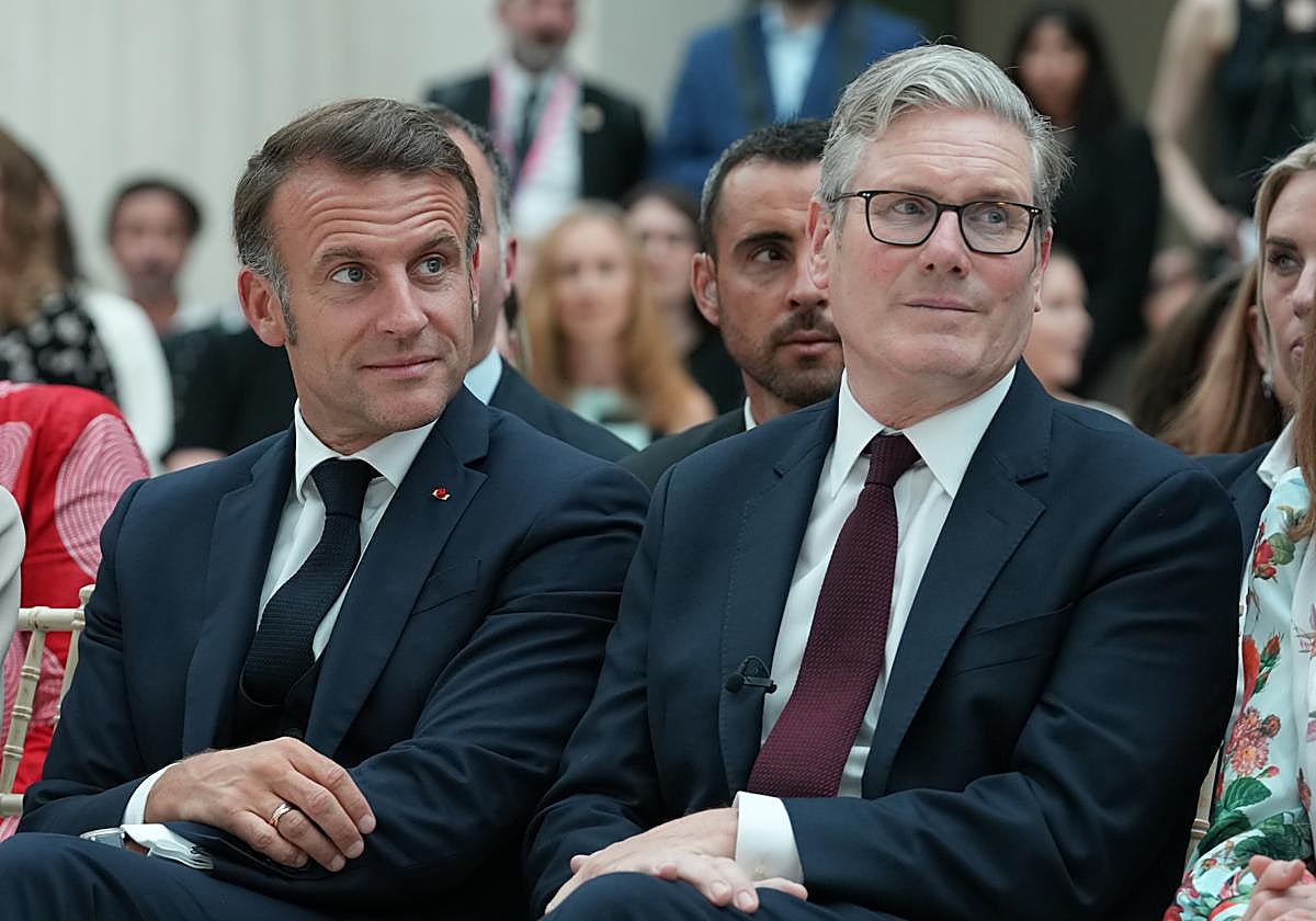 Emmanuel Macron y Keir Starmer en el Museo Británico de Londres, este miérocles