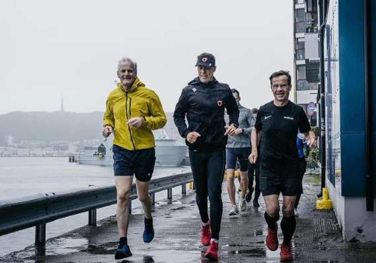Imagen publicada por Ulf Kristersson (derecha) corriendo con el primer ministro noruego (izquierda) y el presidente finlandés.