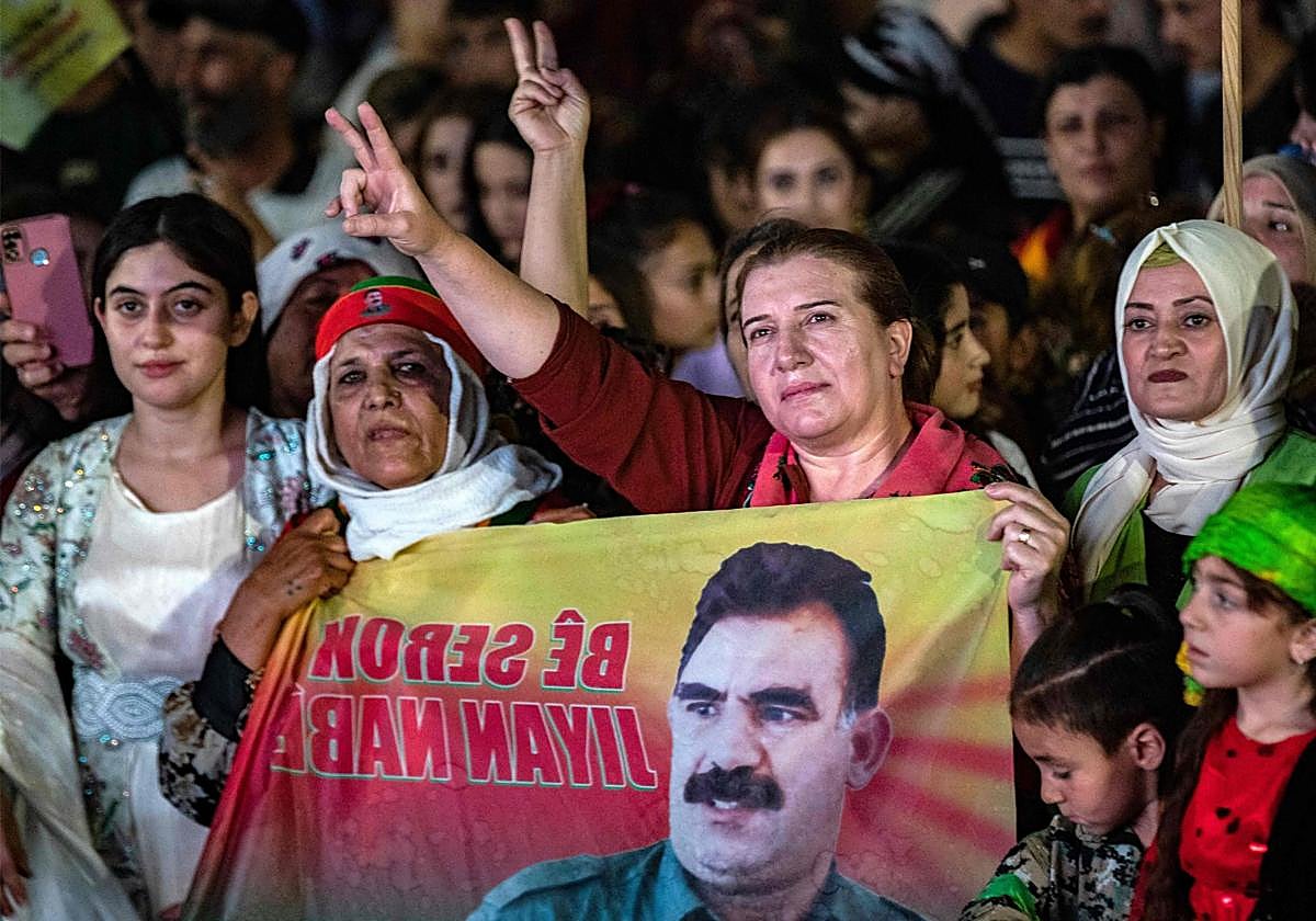 El líder del PKK, Abdulá Ocalan, emite una declaración televisada previa a la ceremonia de deposición de las armas por parte del grupo kurdo