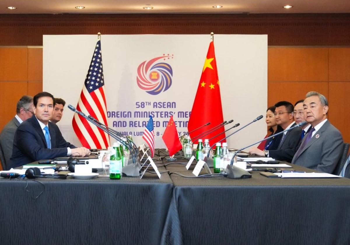 Marco Rubio y Wang Yi presiden las delegaciones de EE.UU. y China en Malasia