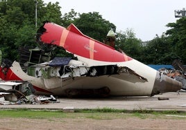 Un cuerpo en una camilla es retirado del lugar de un accidente aéreo cerca del Aeropuerto Internacional Sardar Vallabhbhai Patel en Ahmedabad, Gujarat, oeste de la India