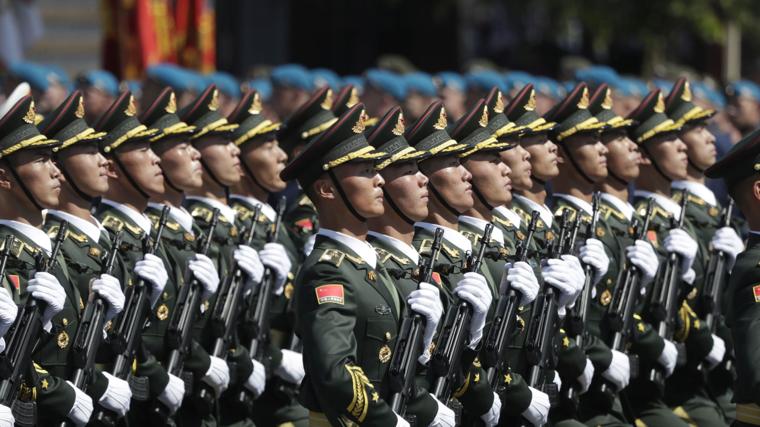 Soldados del Ejército Popular de Liberación de China marchan durante el desfile militar que conmemora el 75 aniversario de la derrota nazi en la Segunda Guerra Mundial, en una imagen de archivo
