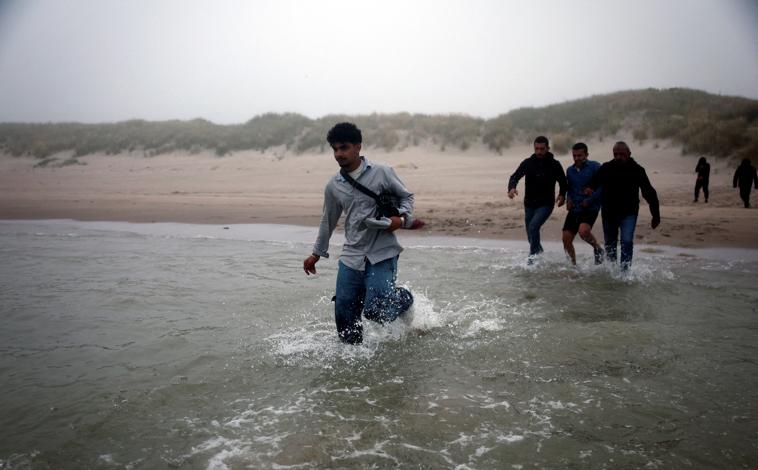 Imagen principal - Las playas de Calais son el punto de partida para los inmigrantes que tratan de llegar al Reino Unido a través del canal de la Mancha en balsas inflables