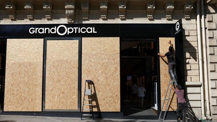 Las tiendas tapian sus escaparates en París en previsión de altercados por el Día Nacional y la final del Mundial de Clubes entre el Paris Saint-Germain y el Chelsea