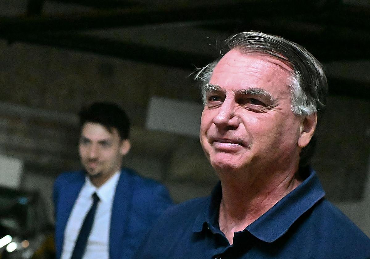 El expresidente de Brasil, Jair Bolsonaro, llega a la sede del Partido Liberal en Brasil junto a su hijo Eduardo Bolsonaro