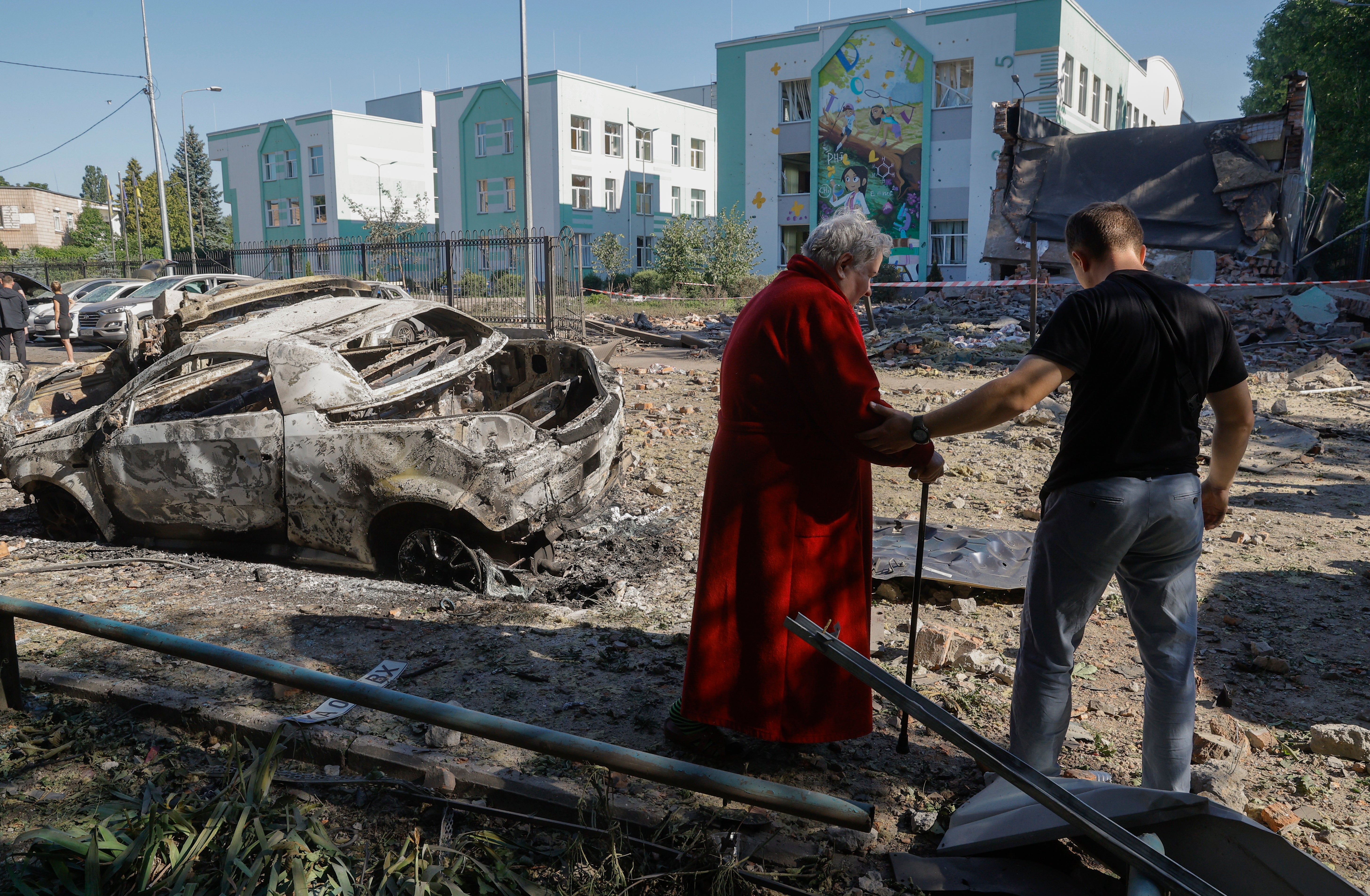 Efectos de un bombardeo ruso en un barrio de Kiev en una imagen de archivo