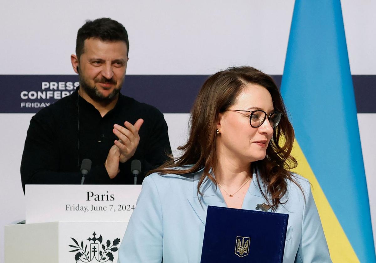 El presidente de Ucrania, Volodímir Zelenski, junto a la nueva primera ministra, Yulia Sviridenko