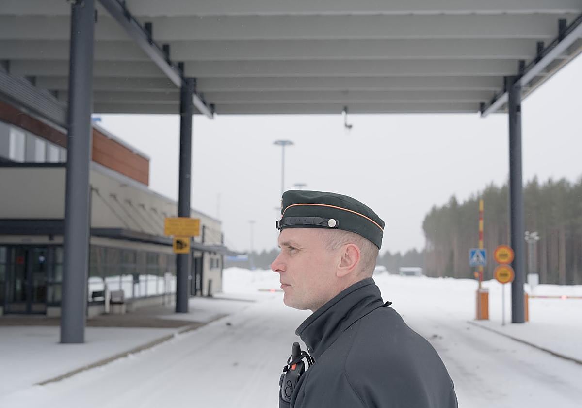 Un militar finlandés vigila un punto de entrada en la frontera con Rusia