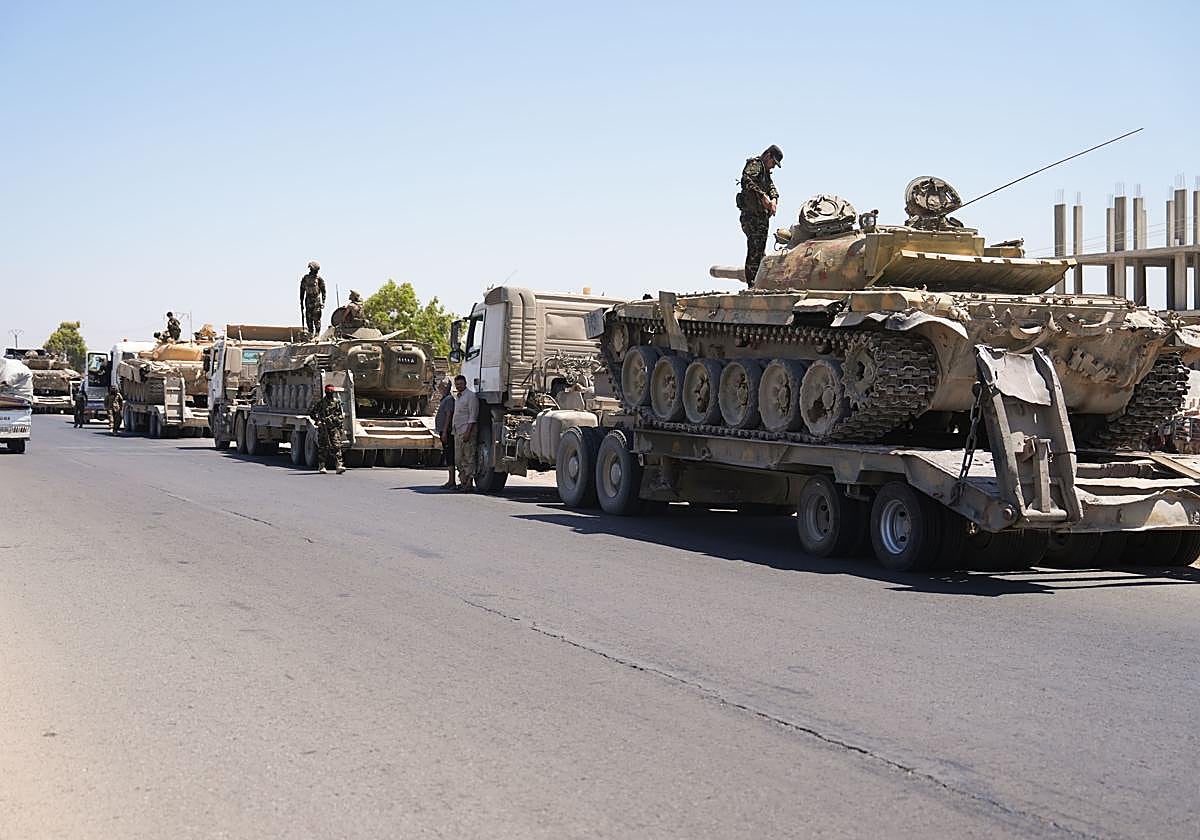 Un convoy del Ejército sirio abandona este martes la ciudad de Al Sueida.