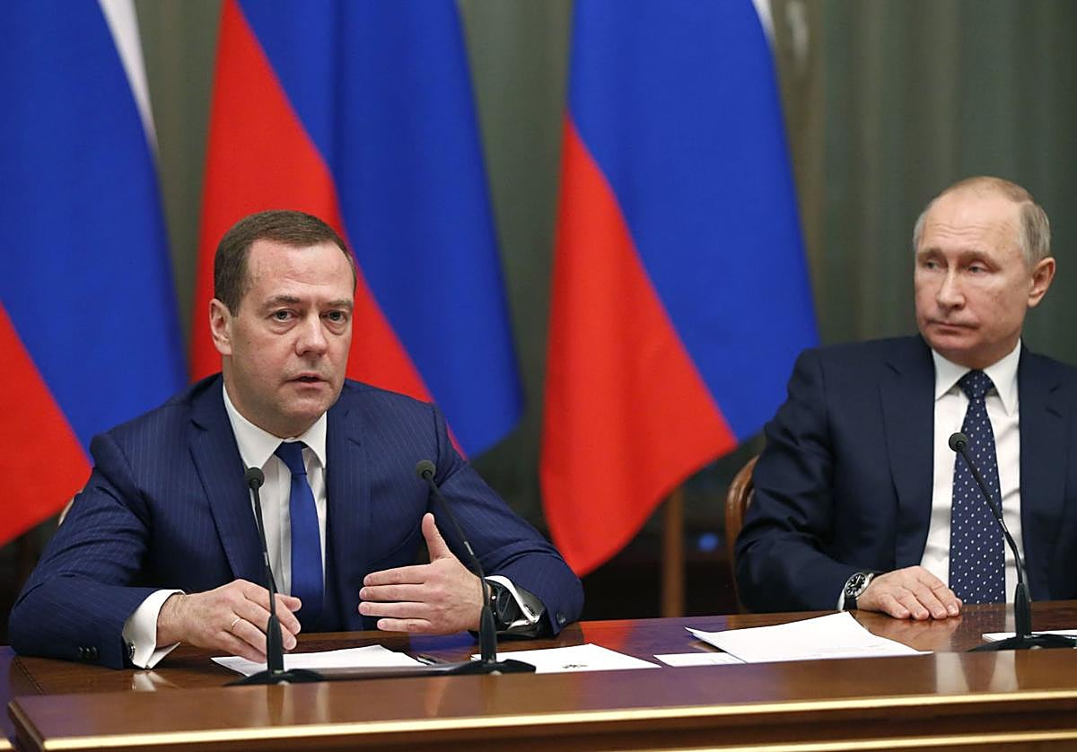 Dimitri Medvedev junto al presidente de Rusia, Vladímir Putin