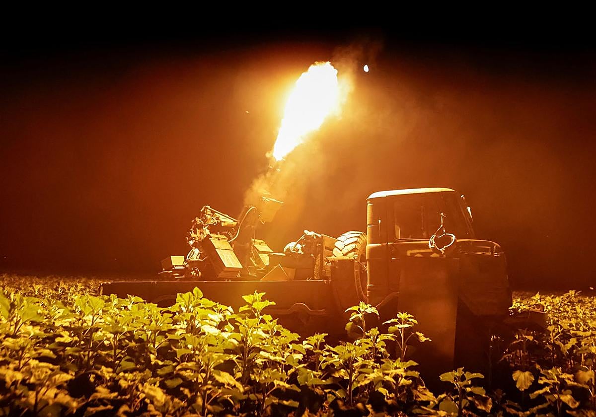Las fuerzas antiaéreas de Ucrania disparan ante un ataque ruso en la región de Járkov